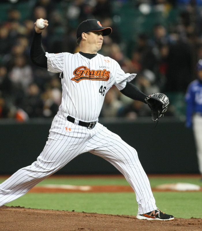 선발등판한 옥스프링 선수의 역투모습